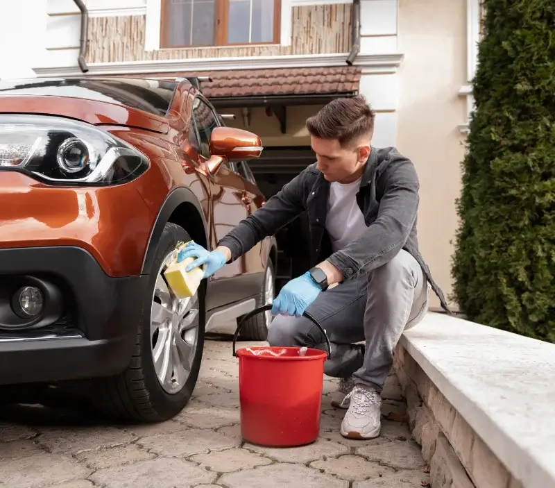 Lavage auto à domicile Prads-Haute-Bléone : professionnel intervenant sur un véhicule